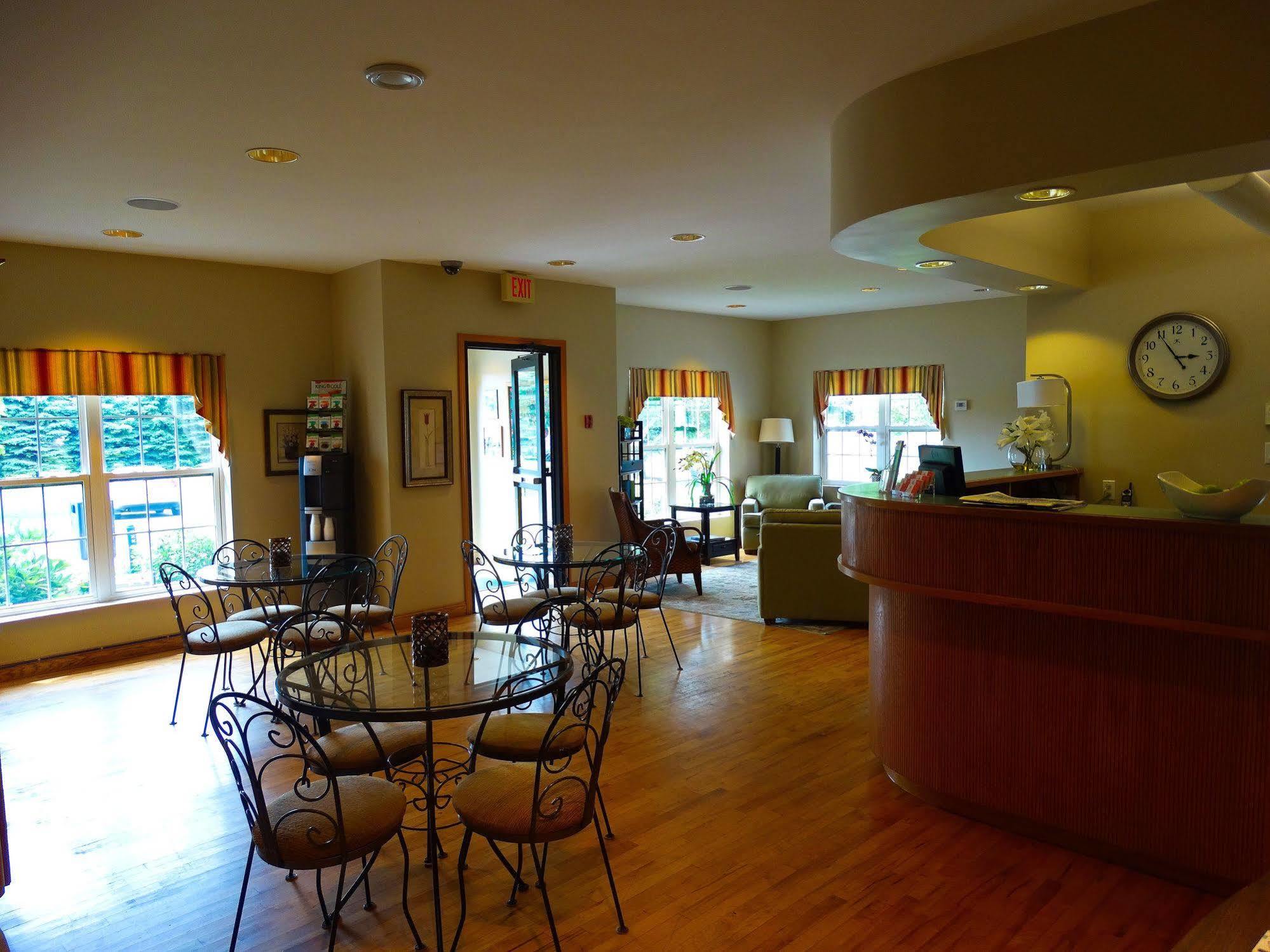 Amsterdam Inn & Suites סאסקס מראה חיצוני תמונה